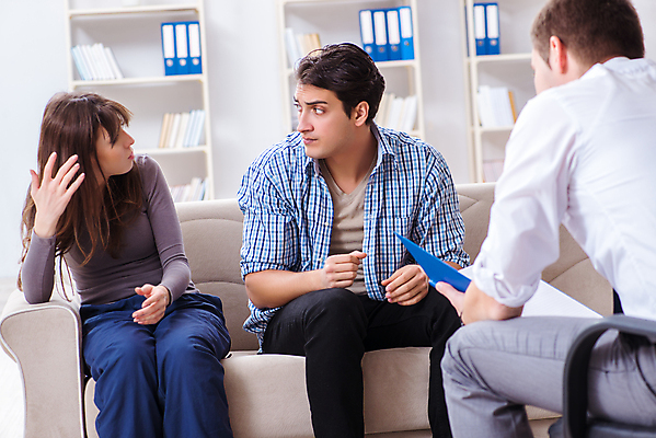 포토 JPG 해외이미지 커플 가족 관계 결혼식 남편 대화 사람없음 사무실 듣기 모임 환자 의사 슬픔 아내 도움 좌절 토론 충돌 컨설턴트 상담 방문 문제 테라피 우울증 이슈 이혼 정신과 정신과의사 조언 치료사 헬프 해외202105 카운슬러 해외포토 직업 감정 결혼 컨셉 비즈니스 의학 모션 병원 말하기 뷰티 의료진 전문직 질병 상담원 파일형식