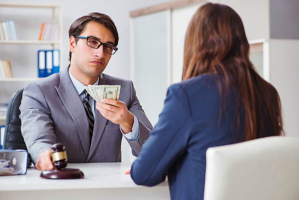 포토 JPG 해외이미지 손 지폐 돈 비즈니스 탁자 사람없음 금융 달러 거래 범죄 망치 가격 법 의사봉 재판 법관 공정 법원 뇌물 변호사 고발 법정 부정부패 불법 수입 재판소 해외202105 해외포토 직업 가구 신체부위 경제 공구 재산 법률가 파일형식