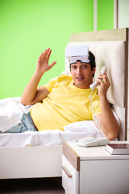 포토 JPG 해외이미지 안경 인터넷 놀이 아침 고글 주택 말하기 대화 취미 사람없음 스마트폰 컴퓨터 3D 헤드폰 텔레비전 침실 흐름 게임 침대 사이버 전화기 하이테크 비전 온라인 동영상 중독 패드 게이머 비디오게임 가상 가상현실 현실 중독자 해외202105 해외포토 주간 잡화 음향기기 가구 컨셉 모션 기술 건물 전자제품 핸드폰 스마트기기 디지털합성 파일형식