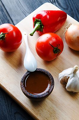 포토 JPG 해외이미지 접시 음식 토마토 채소 재료 고추 양파 마늘 요리 사람없음 빨간색 초록색 이탈리아 양념 조미료 맛 케첩 허브 향신료 준비 유기농 매움 만들기 후추 바질 핸드메이드 맛있는 해외202105 해외포토 식물 식기 웰빙 유럽 컬러 컨셉 모션 소스_음식 향미료 파일형식