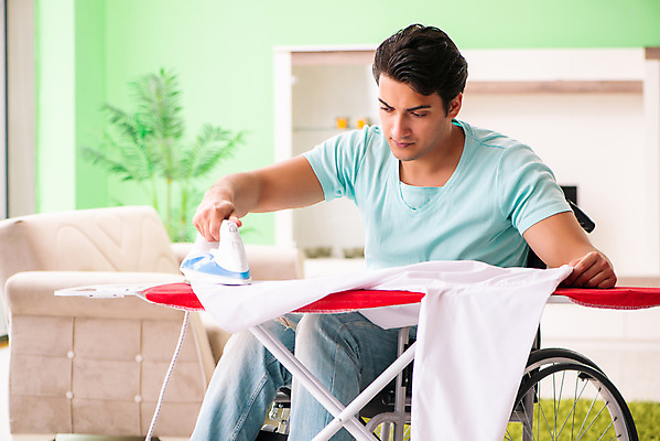 포토 JPG 해외이미지 직업 라이프스타일 옷 가사 의자 가정 가족 남편 주택 사람없음 일상 기계 방 직물 최고 업무 작업 도움 바퀴 빨래 장애인 청소 철 서비스 휠체어 싱글 주부 기회 언론 청소부 장애 가정부 다리미질 치유 혼자 해외202105 해외포토 가구 컨셉 관계 건물 라이프 생활 파일형식