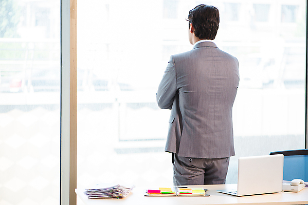 포토 JPG 해외이미지 직업 학생 응시 회사 비즈니스 창문 성공 노동자 직장 정장 사람없음 금융 노트북 컴퓨터 사무실 업무 작업 비즈니스맨 자신감 우아함 대표 종업원 책상 보고서 경영자 리더 바쁨 승진 회계 변호사 경영 정중 회계사 스타일 해외202105 해외포토 시선 옷 남자 감정 가구 컨셉 경제 전자제품 직장인 파일형식