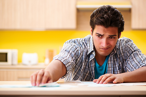 포토 JPG 해외이미지 종이 돈 가족 탁자 남편 설계 스트레스 주택 사람없음 금융 경제 주방 계산기 절약 계산 좌절 투자 문제 영수증 회계 보험 계산서 파산 대출 빚 세금 예산 위기 적자 회계사 비용 해외202105 해외포토 직업 감정 가구 컨셉 비즈니스 관계 문구용품 건물 장비 재산 파일형식