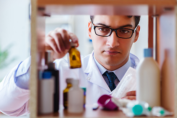 포토 JPG 해외이미지 직업 응시 남자 행복 유니폼 비즈니스 청진기 노동자 선반 건강 병원 실험 사람없음 치료 알약 약 상점 환자 의사 코트 업무 약국 고객 서비스 처방 소매 온라인 조제 돌봄 약사 인턴 화학자 항생제 해외202105 해외포토 시선 옷 감정 가구 의학 의료기기 모션 사람 외투 의료진 작업 과학자 만들기 파일형식