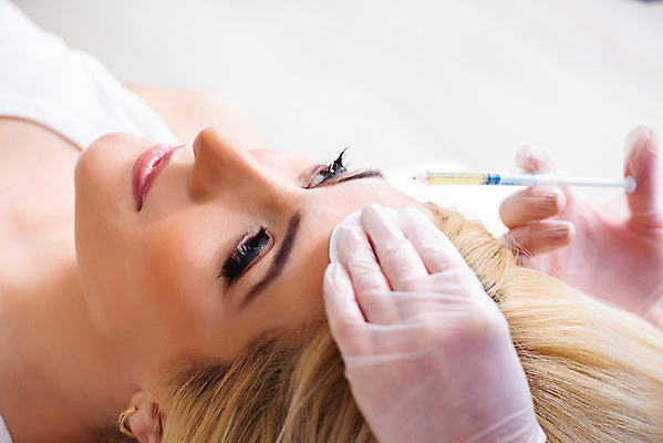 포토 JPG 해외이미지 손 여자 의학 실내 병원 주사기 한명 들기 상반신 성인 옆모습 신체부위 성형수술 성형외과 시술 성인여자한명만 필러 해외202105 해외포토 1 뷰포인트 의료기기 모션 사람 내부 수술 여자한명만 성인여자만 파일형식