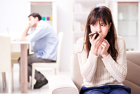 포토 JPG 해외이미지 커플 여자 결혼 2 인터넷 데이트 텍스트 가족 관계 결혼식 남편 모바일 사람없음 노트북 스마트폰 핸드폰 컴퓨터 아내 잠 날짜 메시지 비밀 귓속말 충돌 전화기 낮잠 문제 문자메시지 위기 이혼 해외202105 해외포토 컨셉 사람 이벤트 전자제품 스마트기기 파일형식