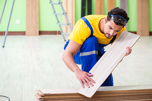 포토 JPG 해외이미지 직업 노동자 바닥 아파트 주택 작업복 사람없음 내부 건물 목재 장식 쌓기 방 공구 업무 작업 작업실 수리 널 목수 목공예 고정 닦기 DIY 계약자 설치 업그레이드 재주꾼 합판 파케트 해외202105 해외포토 나무 건축물 옷 재료 모션 취미 도구 공예 계약 파일형식