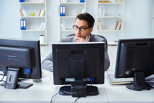 포토 JPG 해외이미지 직업 생각 인터넷 회사 비즈니스 사업가 노동자 경비 사람없음 금융 노트북 컴퓨터 사무실 스크린 모니터 거래 관찰 업무 작업 비즈니스맨 주식 상인 종업원 책상 경영자 보안 바쁨 감시 야근 동영상 경영 멀티 배려 운영자 제어 해외202105 해외포토 남자 가구 모션 안전 경제 전자제품 직장인 보호 리더 파일형식