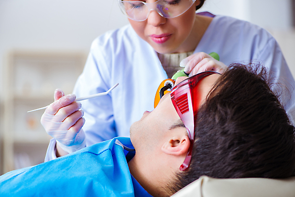 포토 JPG 해외이미지 여자 남자 의학 실내 치과 병원 입벌림 들기 상반신 성인 두명 앞모습 옆모습 치과의사 보안경 치과진료 치아건강 성인만 해외202105 해외포토 뷰포인트 모션 표정 건강 사람 내부 진료 의사 안전장비 파일형식