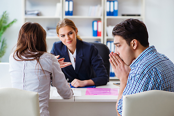포토 JPG 해외이미지 커플 비즈니스 가족 아파트 주택 사람없음 재산 좌절 구매 중개인 고객 계약 사인 속도 컨설턴트 문서 결재 보험 변호사 빈털터리 노숙자 파산 대출 빚 관심 진짜 제의 해외202105 해외포토 직업 감정 컨셉 관계 건물 금융 경제 쇼핑 전문직 상담 파일형식