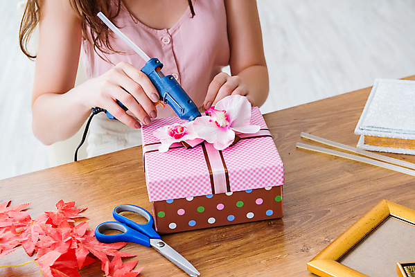 포토 JPG 해외이미지 손 디자인 기념일 리본 종이 크리스마스 포장 탁자 휴가 발렌타인데이 선물 미술 취미 사람없음 목재 장식 선물상자 상자 축제 놀람 수확 덮개 기구 공구 시골 축하 생일 활 만들기 패키지 수공예 DIY 판지 솜씨 포장소품 핸드메이드 해외202105 해외포토 나무 감정 가구 컨셉 농업 재료 모션 데이이벤트 문화예술 표정 이벤트 신체부위 뚜껑 도구 공예 오브젝트 포장재료 파일형식