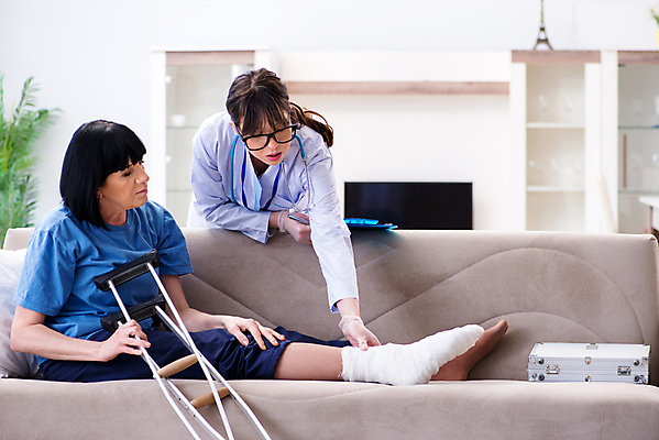 포토 JPG 해외이미지 뼈 주택 병원 설명 사람없음 치료 고통 환자 의사 긴급 기록 도움 상처 은퇴 사건 붕대 테라피 골절 깨짐 옛날 치료사 치유 해외202105 해외포토 직업 감정 컨셉 의학 모션 건물 뷰티 의료진 파일형식