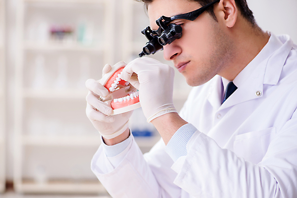 포토 JPG 해외이미지 남자 의학 실내 치과 병원 현미경 한명 들기 상반신 성인 옆모습 관찰 검사_조사 치과의사 치과용품 치아모형 성인남자한명만 해외202105 해외포토 1 뷰포인트 모션 실험기구 사람 내부 의사 의료용품 치아 남자한명만 성인남자만 파일형식