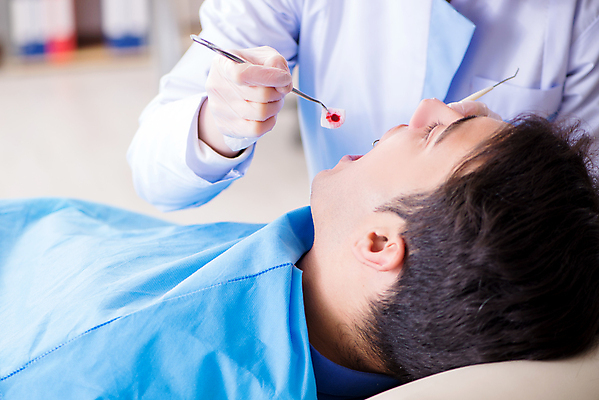 포토 JPG 해외이미지 여자 남자 의학 실내 치과 병원 입벌림 들기 상반신 성인 두명 앞모습 옆모습 혈액 치과의사 핀셋 치과진료 거즈 치아건강 성인만 해외202105 해외포토 뷰포인트 모션 표정 건강 사람 내부 진료 의사 도구 파일형식