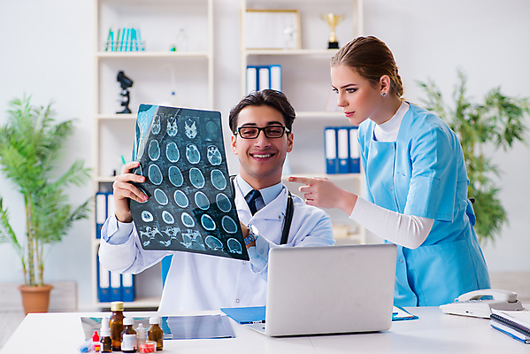 포토 JPG 해외이미지 학생 행복 엑스레이 건강 병원 설명 사람없음 치료 학습 컴퓨터 약 시험 의사 가리킴 토론 분석 상담 흥분 암 온라인 방사선 인턴 치료사 치유 해외202105 해외포토 직업 교육 감정 컨셉 비즈니스 의학 모션 손짓 전자제품 의료진 질병 파일형식