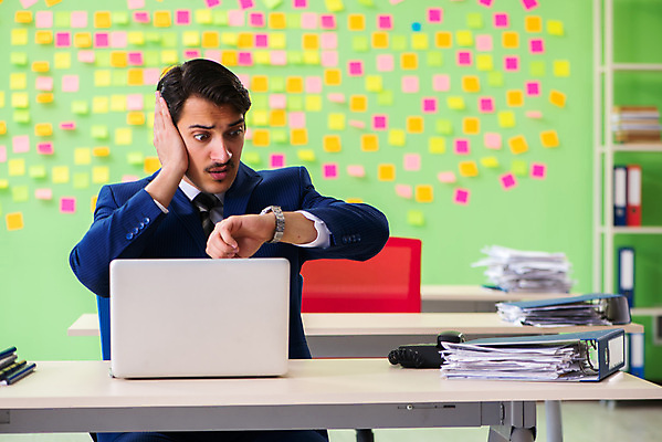 포토 JPG 해외이미지 응시 남자 컨셉 비즈니스 사업가 스트레스 직장 피곤 한명 정장 상반신 성인 사무실 쪽지 놀람 시간 업무 작업 비즈니스맨 귀막기 가득함 손목시계 포스트잇 약속 바쁨 충격 성인남자한명만 해외202105 해외포토 직업 1 시선 옷 감정 시계 회사 장신구 표정 사람 손짓 메모지 직장인 남자한명만 성인남자만 파일형식