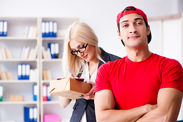 포토 JPG 해외이미지 직업 응시 종이 크리스마스 비즈니스 포장 봉투 선물 사람없음 상자 사무실 상점 화물 비즈니스우먼 배달원 편지 우체부 고객 배송 확인 서비스 무역 주기 결재 패키지 영수증 질서 획득 온라인 서명 판지 해외202105 해외포토 시선 여자 기념일 산업 모션 금융 운송업 예절 직장인 파일형식