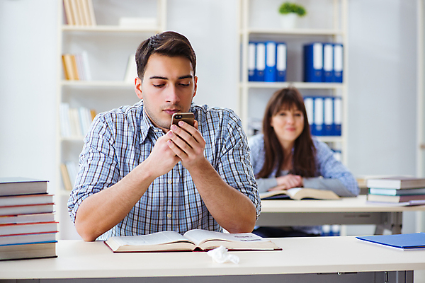 포토 JPG 해외이미지 학생 교육 2 통신 교실 학교 수업 모바일 앉기 소년 10대 책 스마트폰 핸드폰 학습 스터디 독서 우정 시험 가르침 메시지 도서관 유혹 강의 책상 준비 대학교 최초 문자메시지 해외202105 해외포토 남자 어린이 가구 컨셉 모션 청소년 친구 전자제품 스마트기기 파일형식