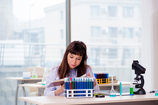 포토 JPG 해외이미지 학생 교육 과학 교실 유리 건강 현미경 실험 사람없음 책 독서 약 의사 실험실 바이러스 생명공학 연구원 강의 수집 과학자 분석 대학교 생물학 미생물 수납 튜브 박테리아 발견 조제 화학물질 화학자 해외202105 해외포토 직업 컨셉 의학 학교 재질 생물 실험기구 의료진 화학 만들기 학자 파일형식