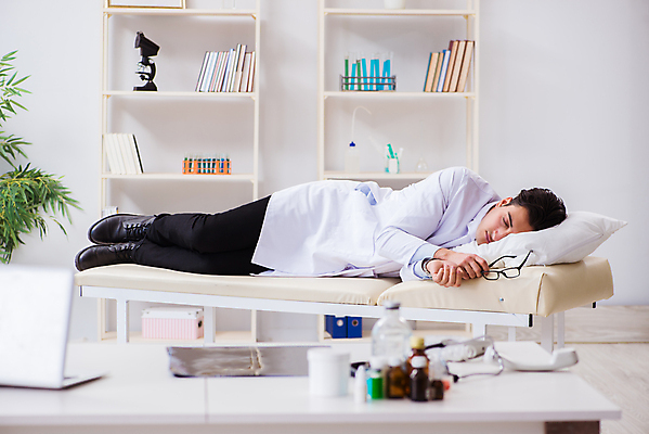 포토 JPG 해외이미지 직업 이동 유니폼 휴식 스트레스 건강 병원 피곤 사람없음 치료 약 쌓기 의사 잠 업무 좌절 야간 아래 낮잠 외과 야근 보험 조제 돌봄 약사 인턴 치료사 연습생 해외202105 해외포토 자연요소 옷 감정 컨셉 비즈니스 의학 모션 의료진 작업 방향 연습 만들기 위치 파일형식