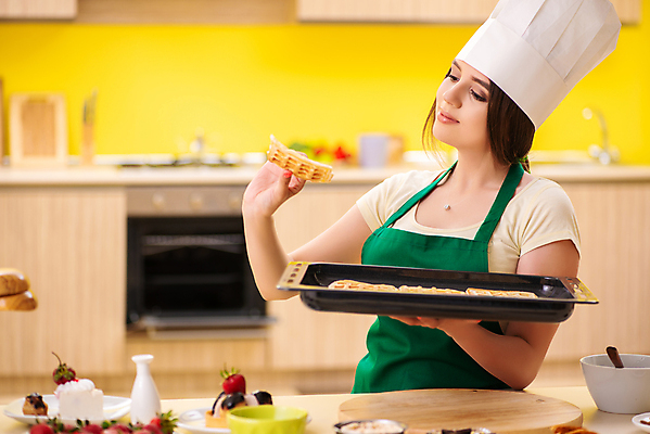 포토 JPG 해외이미지 여자 쟁반 실내 한명 들기 상반신 성인 옆모습 확인 제빵 요리중 와플 성인여자한명만 해외202105 해외포토 1 뷰포인트 모션 디저트 사람 내부 제과제빵 여자한명만 성인여자만 파일형식