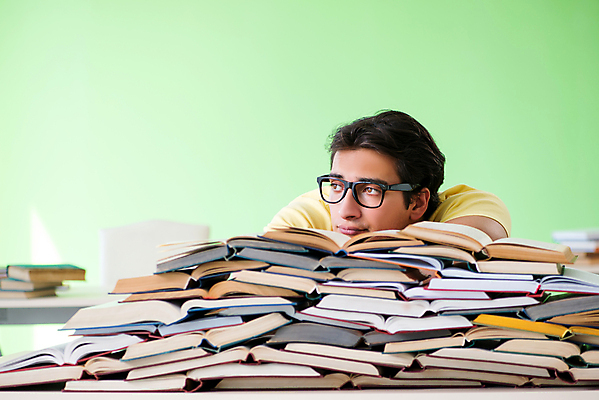 포토 JPG 해외이미지 학생 교육 교실 학교 피곤 사람없음 10대 책 학습 스터디 독서 쌓기 상점 시험 좌절 도서관 스마트 교과서 준비 대학교 과제 일반 멍청이 지능 많음 연습생 해외202105 해외포토 감정 컨셉 모션 청소년 교재 연습 파일형식