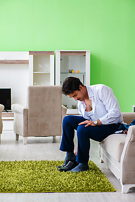 포토 JPG 해외이미지 직업 옷 셔츠 비즈니스 바지 아침 노동자 스트레스 피곤 정장 사람없음 사무실 달리기 시간 업무 비즈니스맨 좌절 누드 종업원 검색 경영자 약속 옷입기 바쁨 공포 업무과다 재촉 지연 경영 마감 실종 해외202105 해외포토 주간 남자 감정 컨셉 상의 모션 하의 사람 작업 직장인 사건 리더 파일형식