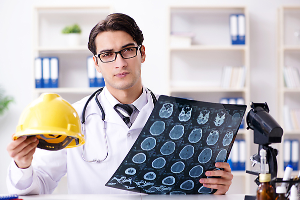 포토 JPG 해외이미지 응시 남자 의학 엑스레이 실내 병원 한명 들기 상반신 성인 앞모습 의사 안전모 성인남자한명만 안경낌 해외202105 해외포토 1 시선 안경 뷰포인트 모션 사람 내부 의료진 헬멧 안전장비 남자한명만 성인남자만 파일형식