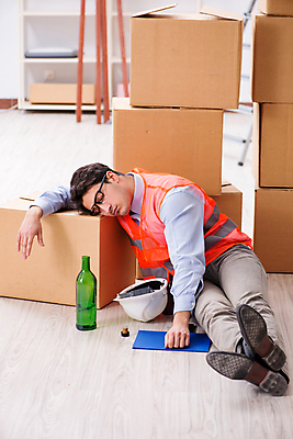 포토 JPG 해외이미지 비즈니스 교통시설 모션 노동자 주택 사람없음 상자 사무실 와인 마시기 알코올 잠 업무 배달원 만취 배송 창고 서비스 낮잠 패키지 수납 중독 짐싸기 알코올중독 꺼내기 계약자 단절 숙취 우울증 중독자 해외202105 해외포토 직업 교통 주류 건물 작업 질병 계약 시설 술취함 파일형식