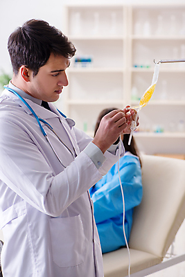 포토 JPG 해외이미지 응시 여자 남자 의학 실내 병원 들기 상반신 성인 두명 옆모습 환자 의사 잡기 링거 성인만 해외202105 해외포토 시선 뷰포인트 의료기기 모션 사람 내부 의료진 파일형식