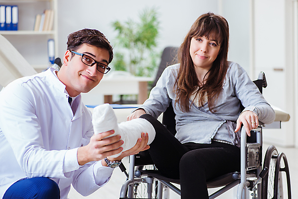 포토 JPG 해외이미지 전신 여자 남자 의학 실내 병원 들기 앉기 상반신 성인 두명 앞모습 옆모습 환자 의사 휠체어 다리골절 다리들기 물리 물리치료사 재활 재활운동 성인만 해외202105 해외포토 뷰포인트 모션 사람 내부 치료 운동 의료진 골절 치료사 파일형식