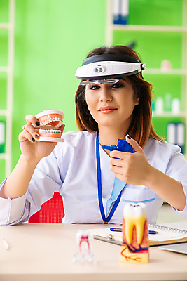 포토 JPG 해외이미지 모델 학생 건강 치과 병원 설명 사람없음 치료 약 강사 교사 의사 흰색 기구 공구 입 치아 청소 부식 치과의사 보여주기 사수 틀니 돌봄 미백 블로거 위생관리 치아교정 해외202105 해외포토 직업 컬러 의학 모션 관리 신체부위 의료진 도구 소화기관 교정 파일형식