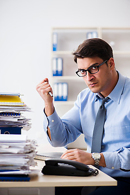 포토 JPG 해외이미지 종이 비즈니스 노동자 스트레스 피곤 사람없음 컴퓨터 사무실 쌓기 슬픔 업무 작업 비즈니스맨 뉴스 좌절 아래 종업원 보고서 경영자 바쁨 폴더 업무과다 바인더 야근 지연 경영 마감 세금 압력 회계사 실종 해외202105 해외포토 직업 남자 감정 컨셉 모션 전자제품 사무용품 직장인 사건 방향 리더 파일 위치 파일형식