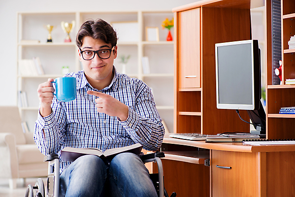 포토 JPG 해외이미지 학생 라이프스타일 교육 커피 음료 인터넷 의자 졸업 주택 앉기 사람없음 책 컵 학습 스터디 컴퓨터 독서 시험 마시기 작업 바퀴 모서리 장애인 책상 휠체어 교과서 준비 대학교 보여주기 온라인 장애 해외202105 해외포토 식기 가구 학교 모션 교재 건물 생활 전자제품 파일형식