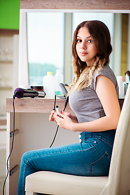 포토 JPG 해외이미지 모델 헤어스타일 여자 행복 얼굴 백그라운드 건강 사람없음 머리 유행 상점 화장품 거울 립스틱 흰색 신선 화려 매끈함 드라이어 미용사 이발 철 피부 입술 돌봄 스타일리스트 스타일링 직진 스타일 해외202105 해외포토 직업 감정 컬러 컨셉 모션 사람 신체부위 뷰티 미용용품 감각 파일형식