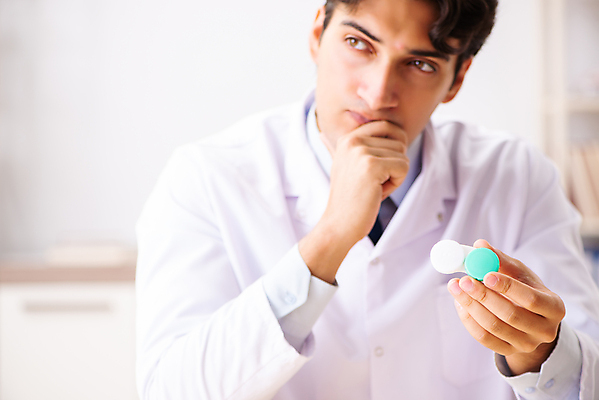 포토 JPG 해외이미지 안경 생각 유리 건강 병원 사람없음 상자 약 시험 의사 컨테이너 확인 시력 비전 문제 안과 시력검사 카메라렌즈 돌봄 이슈 광학 검안사 해외202105 해외포토 직업 잡화 교육 산업 의학 모션 재질 카메라 의료진 검사_조사 파일형식 안경사