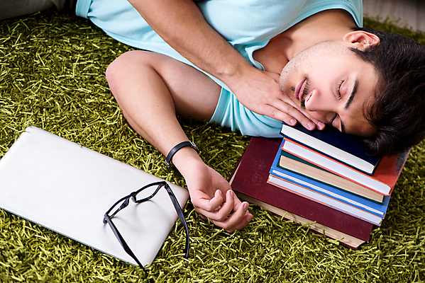 포토 JPG 해외이미지 학생 교육 과학 졸업 학교 바닥 주택 피곤 사람없음 10대 책 학습 스터디 독서 카펫 시험 정보 잠 작업 도서관 검색 교과서 준비 대학교 낮잠 과제 일반 거짓말 시험공부 연습생 해외202105 해외포토 컨셉 청소년 교재 건물 연습 파일형식