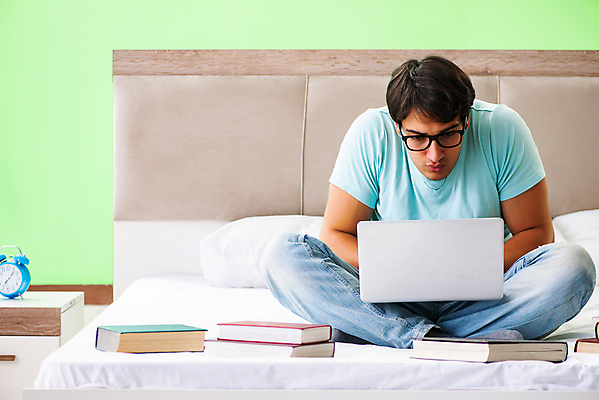 포토 JPG 해외이미지 학생 교육 과학 졸업 학교 수업 휴가 거리 주택 앉기 사람없음 10대 책 노트북 학습 스터디 컴퓨터 독서 웹 침실 시험 침대 작업 집중 교과서 준비 대학교 온라인 시험공부 심각 채팅 연습생 해외202105 해외포토 가구 컨셉 인터넷 모션 청소년 교재 건물 전자제품 연습 파일형식