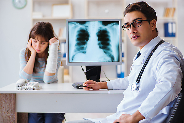 포토 JPG 해외이미지 엑스레이 건강 병원 설명 사람없음 치료 컴퓨터 약 모니터 고통 시험 환자 의사 발표 손목 분석 상담 방문 팔 보험 골절 방사선 석고 치료사 해외202105 해외포토 직업 교육 감정 컨셉 의학 모션 신체부위 전자제품 의료진 파일형식