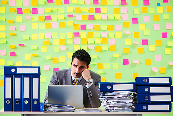 포토 JPG 해외이미지 비즈니스 노동자 스트레스 피곤 사람없음 노트북 컴퓨터 사무실 쌓기 쪽지 업무 작업 비즈니스맨 뉴스 균형 종업원 보고서 경영자 바쁨 폴더 야근 온라인 마감 멀티 조언 항목 목차 실종 해외202105 해외포토 직업 남자 컨셉 모션 전자제품 직장인 사건 리더 파일 파일형식