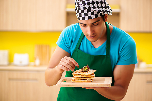 포토 JPG 해외이미지 응시 남자 실내 한명 들기 상반신 성인 앞모습 제빵 요리중 와플 나무받침 제빵사 성인남자한명만 해외202105 해외포토 직업 1 시선 뷰포인트 모션 디저트 사람 내부 목재 제과제빵 받침대 남자한명만 성인남자만 파일형식