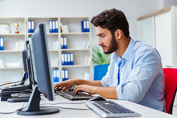 포토 JPG 해외이미지 직업 인터넷 회사 비즈니스 사업가 노동자 경비 사람없음 노트북 컴퓨터 사무실 스크린 모니터 거래 관찰 업무 작업 비즈니스맨 주식 균형 상인 종업원 책상 경영자 보안 바쁨 감시 야근 동영상 경영 멀티 운영자 제어 채팅 해외202105 해외포토 남자 가구 모션 안전 금융 전자제품 직장인 보호 리더 파일형식