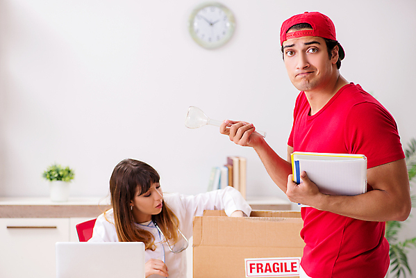 포토 JPG 해외이미지 직업 비즈니스 포장 유리 병원 경고 사람없음 상자 라벨 손상 의사 긴급 잡기 업무 퍼즐 좌절 배달원 약국 우체부 고객 배송 플라스크 서비스 주기 패키지 튜브 영수증 질서 획득 조제 판지 깨짐 분배 취급주의 공급 해외202105 해외포토 감정 컨셉 의학 모션 재질 프레임 실험기구 금융 약 의료진 예절 작업 만들기 파일형식