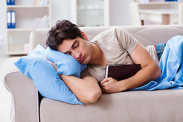 포토 JPG 해외이미지 학생 교육 졸업 교실 학교 주택 피곤 이야기 사람없음 책 학습 스터디 소파 독서 쌓기 시험 시간 잠 작업 야간 저녁 교과서 준비 대학교 낮잠 과제 하품 시험공부 해외202105 해외포토 자연요소 컨셉 의자 모션 교재 건물 생리현상 파일형식