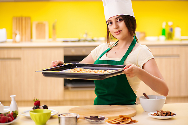 포토 JPG 해외이미지 응시 여자 쟁반 실내 한명 들기 상반신 성인 옆모습 제빵 요리중 성인여자한명만 해외202105 해외포토 1 시선 뷰포인트 모션 사람 내부 제과제빵 여자한명만 성인여자만 파일형식
