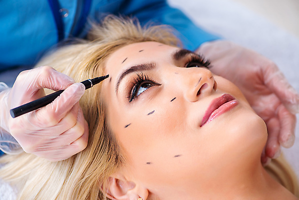 포토 JPG 해외이미지 여자 얼굴 무늬 설계 건강 병원 사람없음 뷰티 약 펜 머리 화장품 환자 의사 입 주름 수술 플라스틱 미용사 피부 입술 피부관리 준비 코 주사약 외과 순서 돌봄 리프팅 복원 노화 해외202105 해외포토 직업 컨셉 의학 모션 재질 사람 신체부위 치료 필기구 의료진 파일형식