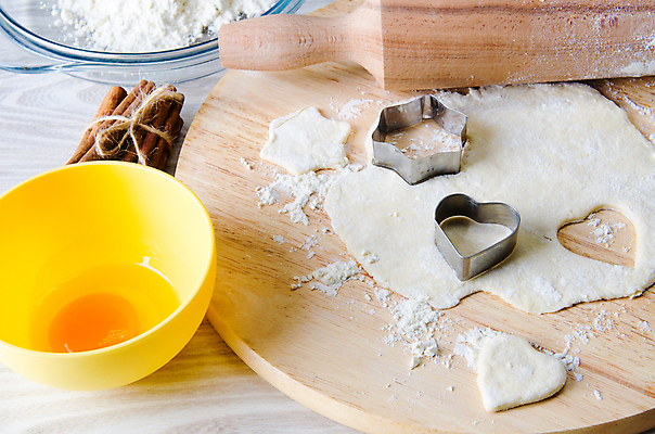 포토 JPG 해외이미지 그릇 별 실내 사람없음 하트 반죽 밀가루 제빵 요리중 쿠키틀 나무받침 날계란 반죽밀대 시나몬스틱 나무배경 해외202105 해외포토 자연요소 모양 식기 백그라운드 모션 내부 목재 제과제빵 계란 가루 받침대 밀대 제빵도구 시나몬 파일형식