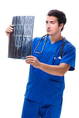 포토 JPG 해외이미지 응시 남자 의학 엑스레이 실내 병원 한명 들기 상반신 성인 옆모습 의사 집중 성인남자한명만 해외202105 해외포토 1 시선 뷰포인트 컨셉 모션 사람 내부 의료진 남자한명만 성인남자만 파일형식