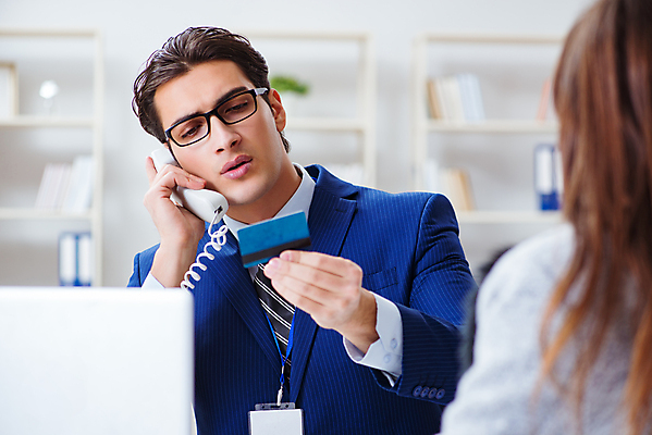 포토 JPG 해외이미지 손 돈 비즈니스 모바일 말하기 대화 사람없음 금융 스마트폰 쇼핑 사무실 판매 세일 상점 잡기 비즈니스맨 자신감 신용카드 구매 플라스틱 종업원 전화기 고객 확인 주기 상업 결제 보여주기 소매 월급 대출 빚 인출 해외202105 해외포토 직업 남자 감정 모션 재질 신체부위 경제 핸드폰 스마트기기 직장인 재산 파일형식