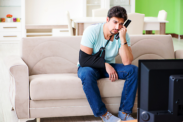 포토 JPG 해외이미지 학생 손 스포츠 휴가 스트레스 주택 건강 앉기 사람없음 치료 소파 약 스크린 축구 텔레비전 고통 의사 관찰 좌절 사건 지루함 싱글 붕대 문제 팔 보험 골절 깨짐 돌봄 떠남 석고 치유 혼자 해외202105 해외포토 감정 컨셉 의자 의학 모션 건물 신체부위 전자제품 구기 의료진 파일형식